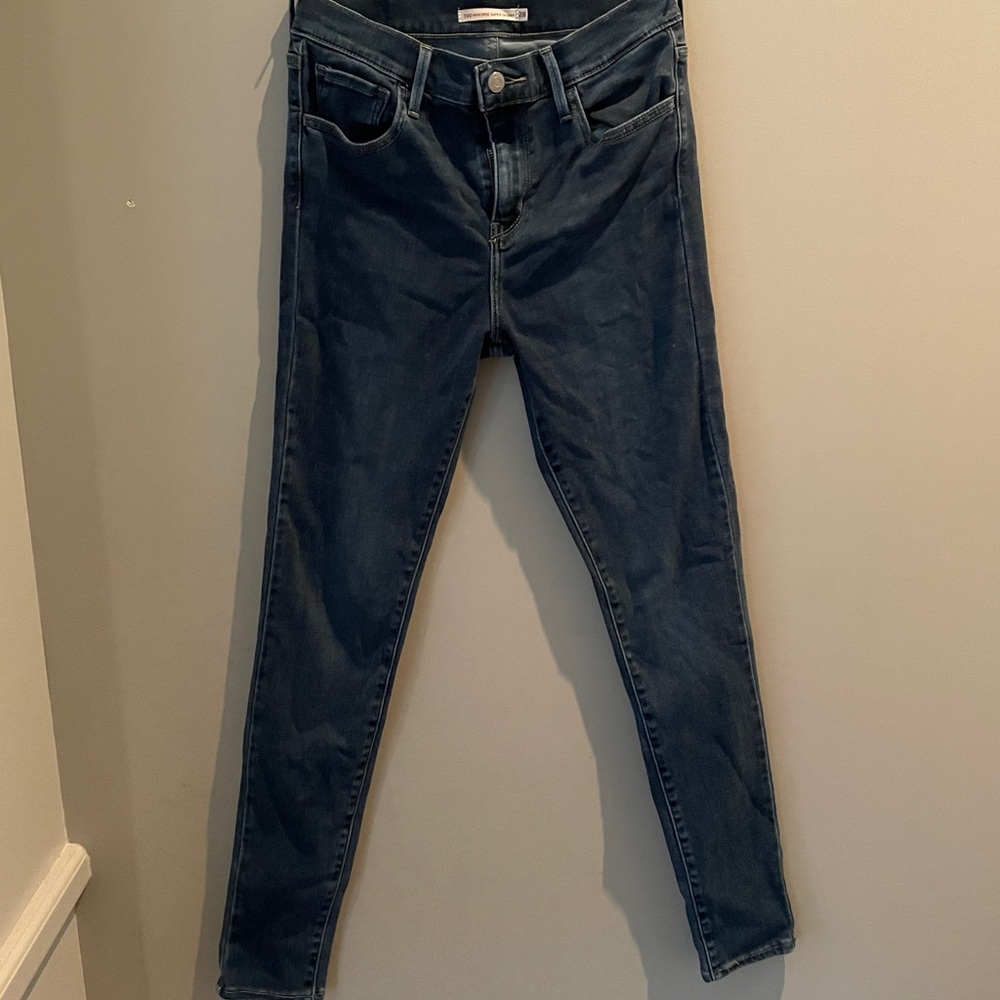 Dark blue high rise Levi’s jeans!